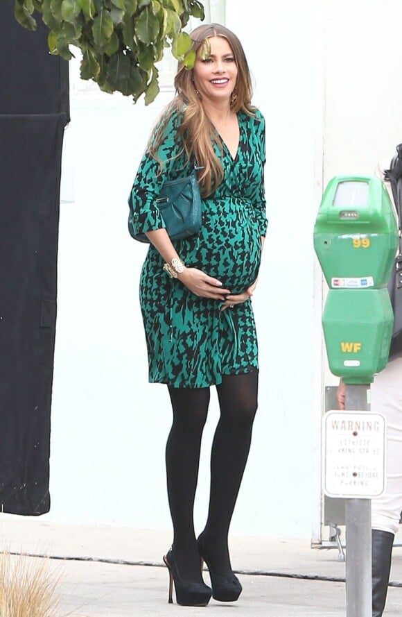 Sofia Vergara enceinte sur le tournage de la série Modern Family à West Hollywood, le 18 octobre 2012.