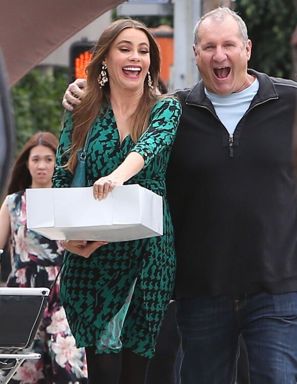 Sofia Vergara et Ed O'Neill sur le tournage de la série Modern Family à West Hollywood, le 18 octobre 2012.