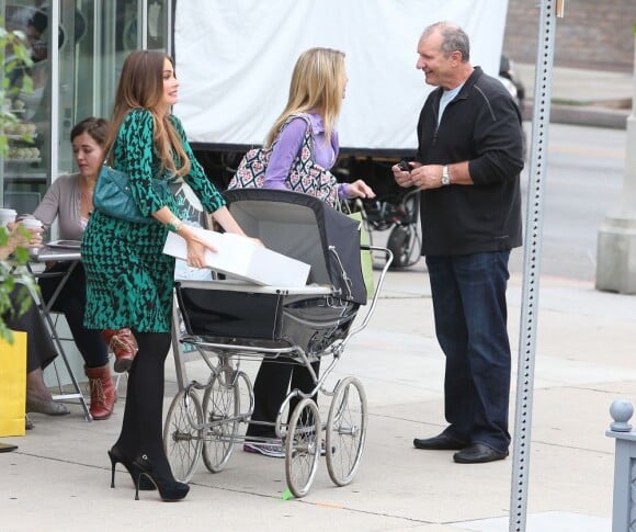 Sofia Vergara et Ed O'Neill lors du tournage de la série Modern Family à West Hollywood, le 18 octobre 2012.