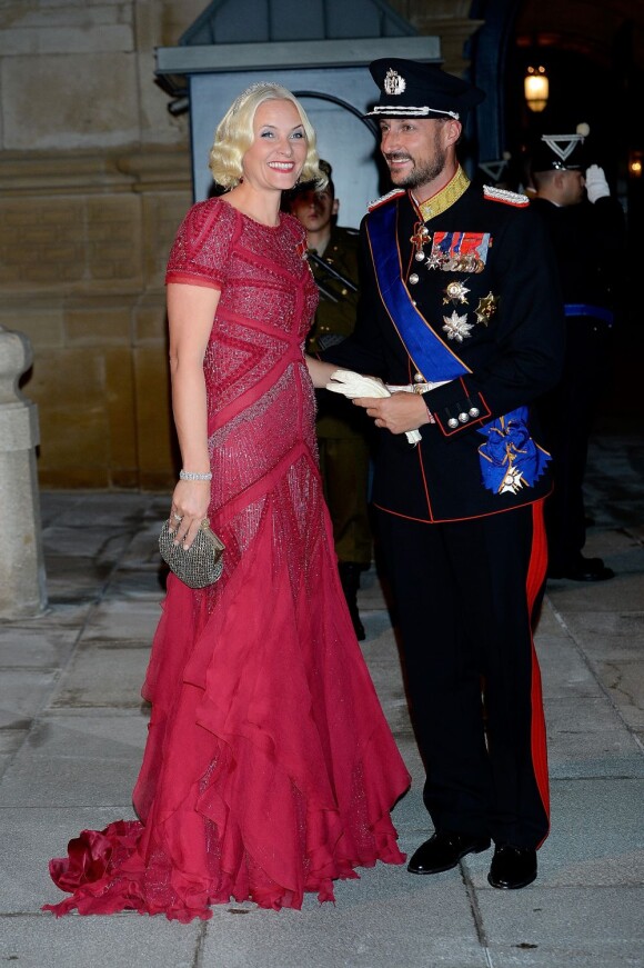 La princesse Mette-Marit et le prince Haakon de Norvège- Arrivée des invités au dîner de gala organisé au Palais Grand-Ducal, à l'occasion du mariage du prince Guillaume de Luxembourg et la comtesse Stéphanie de Lannoy à Luxembourg, le 19 octobre 2012.