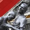 Le coup de tête de Zinédine Zidane sur l'Italien Marco Materazzi lors de la finale de la Coupe du monde 2006 est exposé au centre Pompidou depuis le mois de septembre 2012. La sculpture géante de l'artiste Adel Abdessemed suscite une vive réaction du foot amateur, le 23 octobre 2012