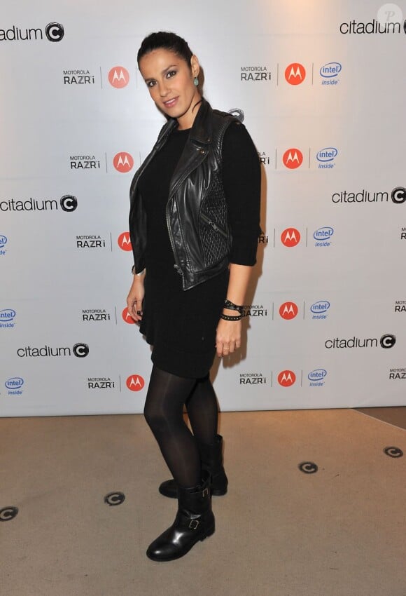Elisa Tovati pose lors de la soirée Motorola à Citadium à Paris le 23 octobre 2012.