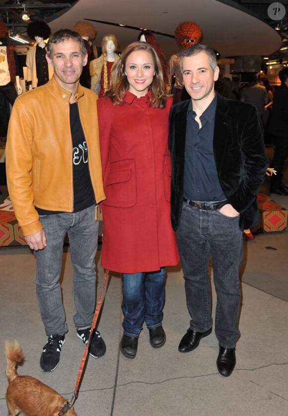 Paul Belmondo entouré par Delphine Depardieu et Bruno Putzulu à la soirée Motorola à Paris le 23 octobre 2012.