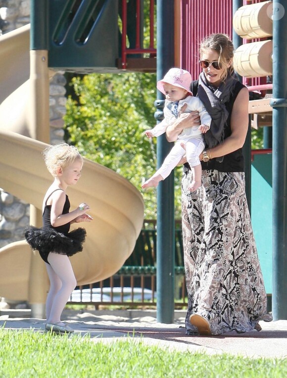 Rebecca Gayheart et ses filles Billie et Georgia à Los Angeles le 23 octobre 2012.