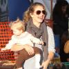 Rebecca Gayheart et sa fille Georgia Geraldine à Los Angeles le 23 octobre 2012.