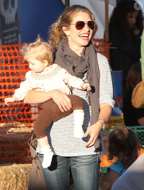 Rebecca Gayheart et sa fille Georgia Geraldine à Los Angeles le 23 octobre 2012.