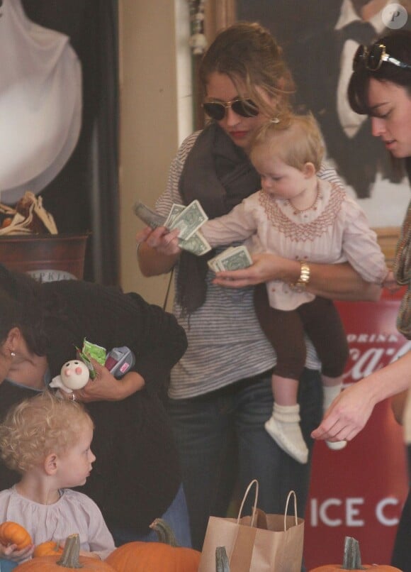 Rebecca Gayheart chez Mr. Bones Pumpkin Patch à Los Angeles le 23 octobre 2012.