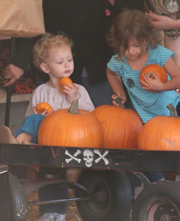 Billie et Georgia, cherchent des citrouilles chez Mr. Bones Pumpkin Patch à Los Angeles le 23 octobre 2012.