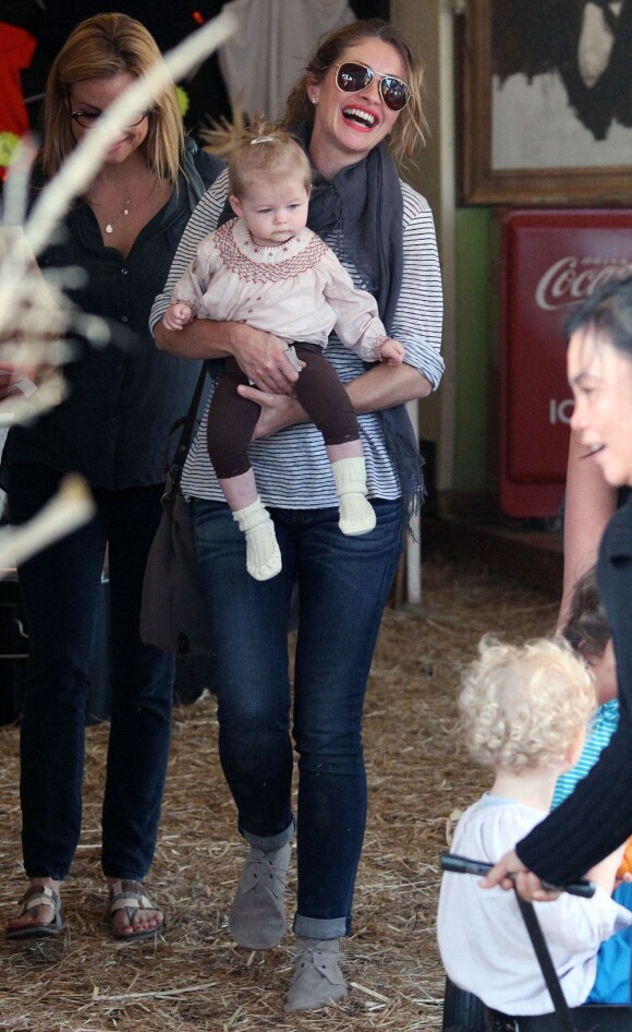Rebecca Gayheart tout sourire avec sa fille Georgia à Los Angeles le 23 octobre 2012.