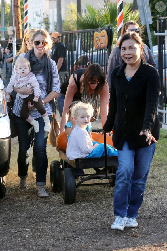 Rebecca Gayheart s'amuse avec ses filles chez Mr. Bones Pumpkin Patch à Los Angeles le 23 octobre 2012.