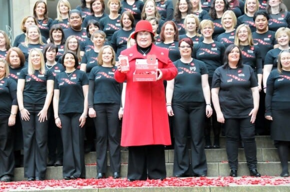 Susan Boyle soutient le Poppy Appel à Glasgow le 24 octobre 2012.