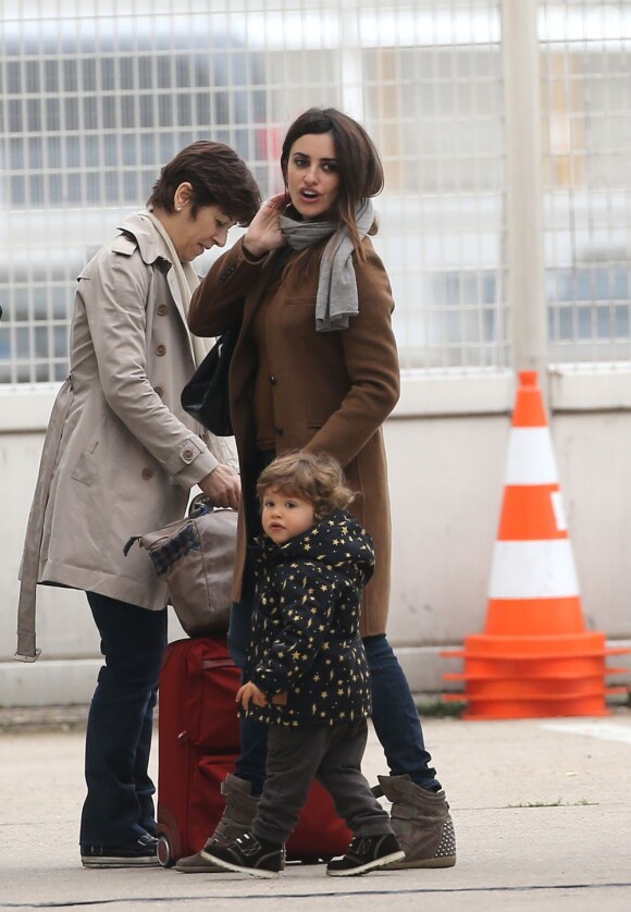 Penélope Cruz, Javier Bardem et leur fils Leo lors de leur arrivée à l'aéroport du Bourget près de Paris le 24 octobre 2012