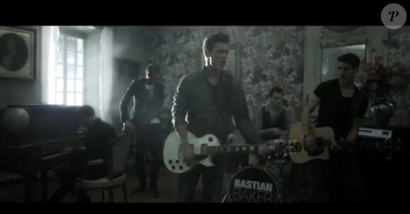 Extrait du clip Nobody Should Die Alone, dévoilé le 25 octobre 2012.