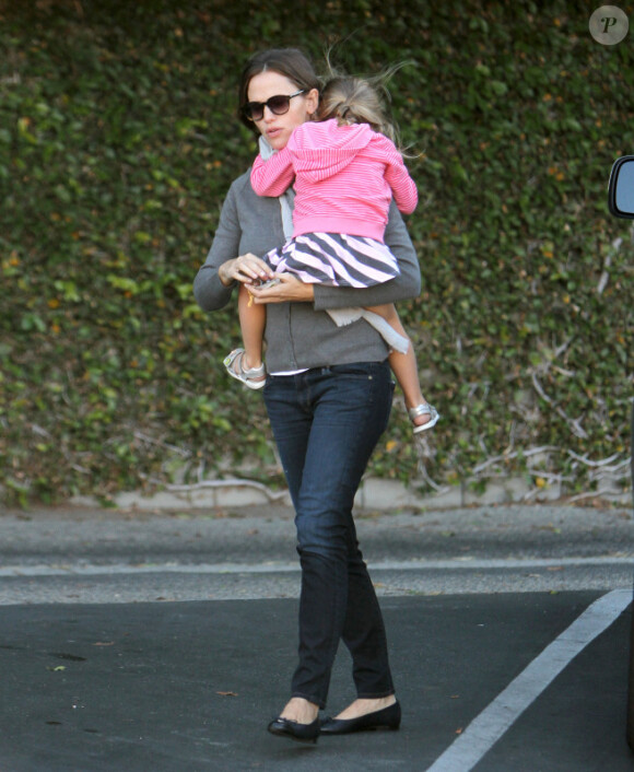 Jennifer Garner et sa fille Seraphina dans les rues de Brentwood, le 24 octobre 2012