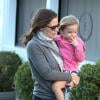 Jennifer Garner et sa fille Seraphina, toujours dans ses bras, dans les rues de Brentwood, le 24 octobre 2012