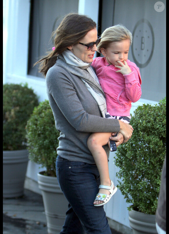 Jennifer Garner et sa fille Seraphina, toujours dans ses bras, dans les rues de Brentwood, le 24 octobre 2012
