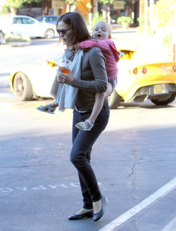 Jennifer Garner et sa fille Seraphina qui se prend pour un singe dans les rues de Brentwood, le 24 octobre 2012