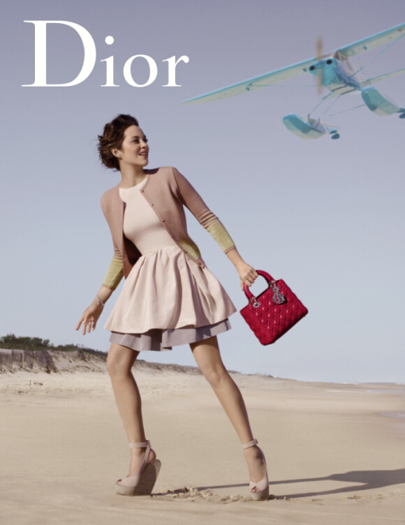 Marion Cotillard est Lady Hampton dans la dernière campagne Dior pour le sac Lady Dior
