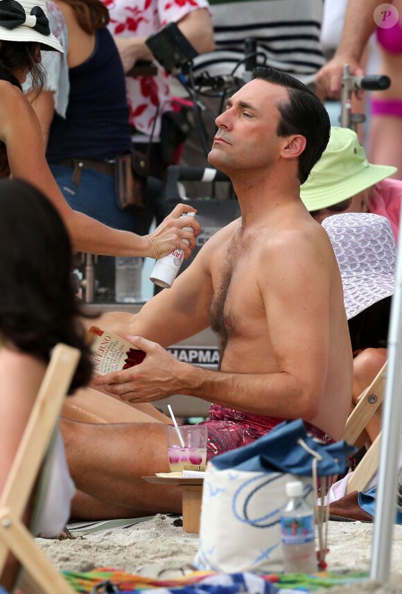 Pause retouche maquillage pour Jon Hamm sur le tournage de la saison 6 de Mad Men, à Hawaï, le 24 octobre 2012.