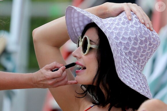 Retouche rouge à lèvres Jessica Paré sur le tournage de la saison 6 de Mad Men, à Hawaï, le 24 octobre 2012.