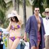 Jon Hamm et Jessica Paré sur le tournage de la saison 6 de Mad Men, à Hawaï, le 24 octobre 2012.