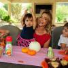 Denise Richards et ses trois filles Lola, Eloise et Sam profitent d'un brunch spécial Halloween à Los Angeles le 7 octobre 2012.