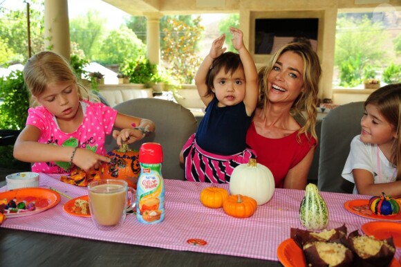 Denise Richards et ses trois filles Lola, Eloise et Sam profitent d'un brunch spécial Halloween à Los Angeles le 7 octobre 2012.