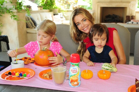Denise Richards et ses trois filles profitent d'un brunch spécial Halloween à Los Angeles le 7 octobre 2012.