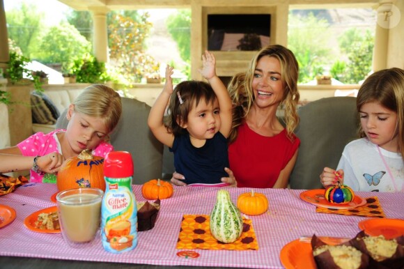 Denise Richards et ses trois enfants Lola, Eloise et Sam profitent d'un brunch spécial Halloween à Los Angeles le 7 octobre 2012.