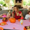 Denise Richards et ses filles Lola, Eloise et Sam profitent d'un brunch spécial Halloween à Los Angeles le 7 octobre 2012.