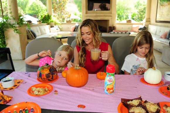Denise Richards et ses filles Lola, Eloise et Sam profitent d'un brunch spécial Halloween à Los Angeles le 7 octobre 2012.