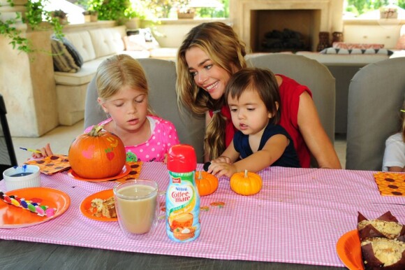 Denise Richards et ses trois filles Lola, Eloise et Sam profitent d'un brunch spécial Halloween le 7 octobre 2012.