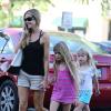 Denise Richards et ses filles Lola et San à la sortie de l'école à Los Angeles, le 28 août 2012.