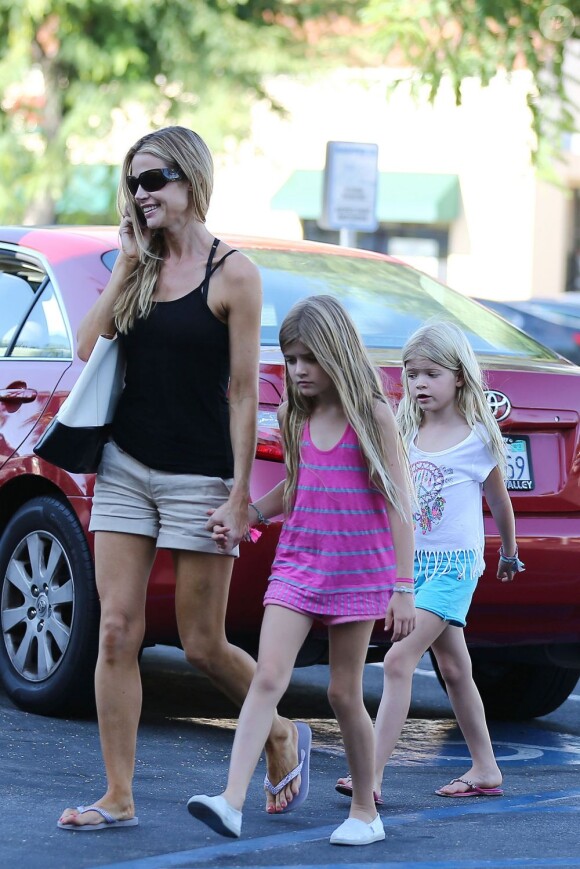 Denise Richards et ses filles Lola et San à la sortie de l'école à Los Angeles, le 28 août 2012.