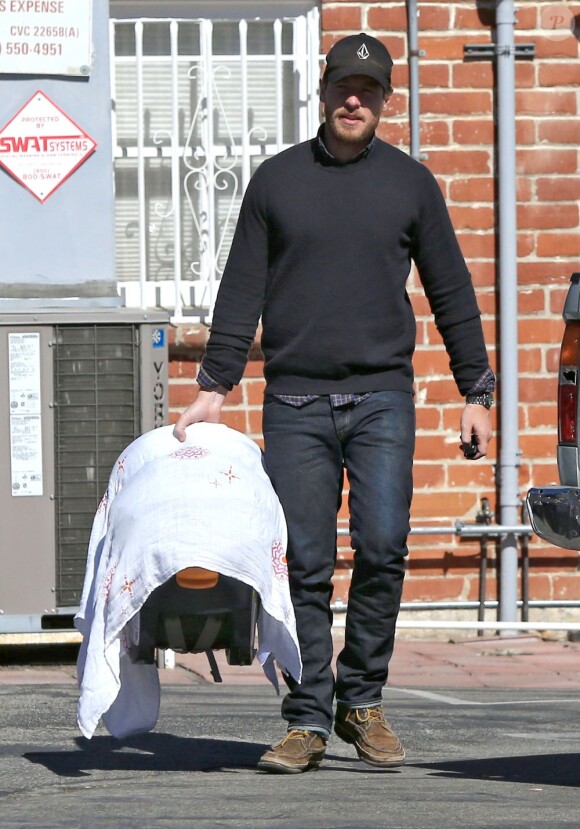 Drew Barrymore, son mari et leur fille Olive sont allés déjeuner dans un restaurant à Los Angeles, le 25 octobre 2012.