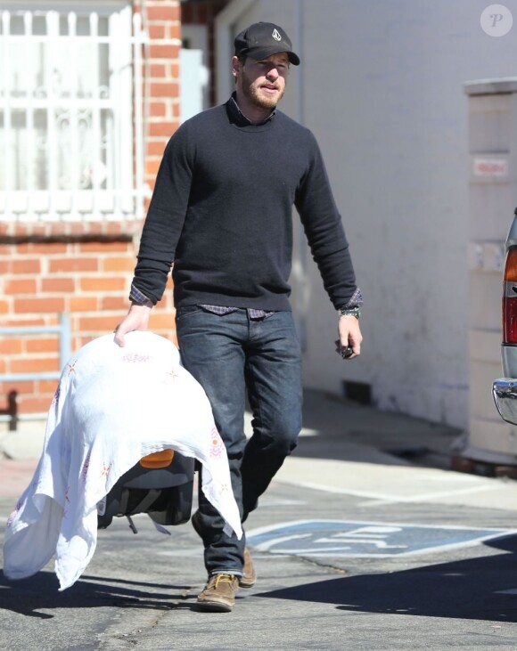 Drew Barrymore, son mari Will Kopelman et leur fille Olive dans les rues de Los Angeles, le 25 octobre 2012.