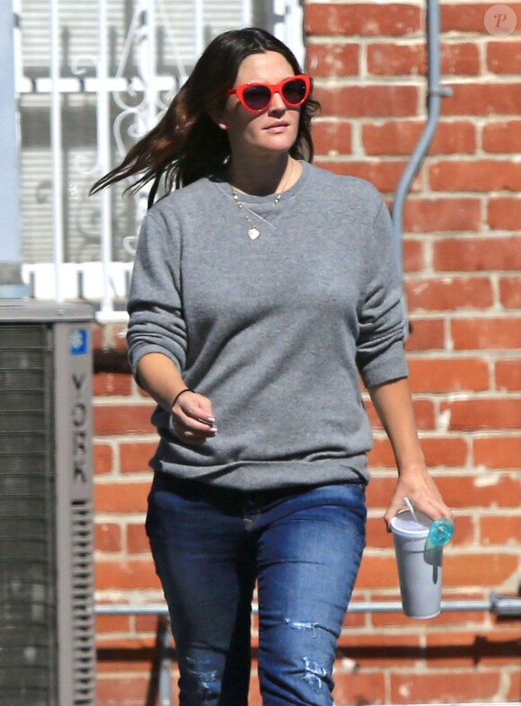 Drew Barrymore décontractée, son mari Will Kopelman et leur fille Olive sont allés déjeuner dans un restaurant à Los Angeles, le 25 octobre 2012.