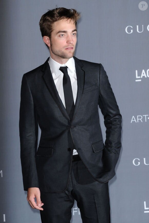 Robert Pattinson prend la pose devant les photographes au LACMA Art Gala à Los Angeles le 27 octobre 2012.