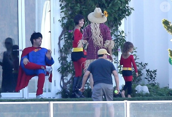 Jessica Alba et sa famille s'amuse chez Gwen Stefani le 27 octobre 2012.