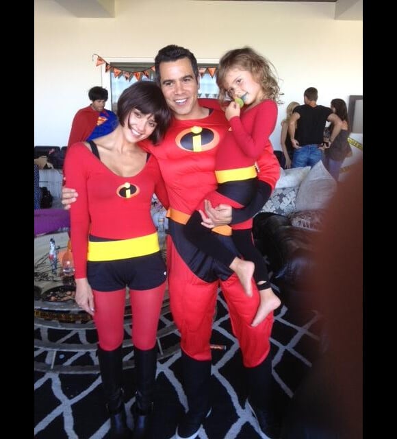 Jessica Alba a posté sur Twitter une photo de son mari Cash Warren et de sa fille Honor Marie déguisés en Les Indestructibles pour la fête d'Halloween de Gwen Stefani, le 27 octobre 2012.