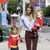 Jessica Alba ses filles Honor et Haven déguisées en Les Indestructibles, à Los Angeles le 27 octobre 2012.