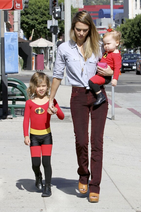 Jessica Alba ses filles Honor et Haven déguisées en Les Indestructibles, à Los Angeles le 27 octobre 2012.