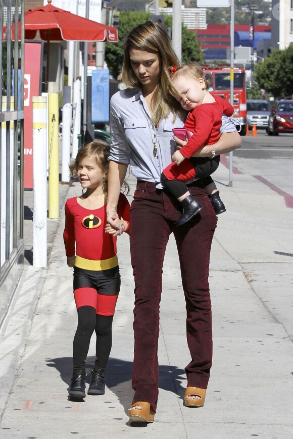 Jessica Alba ses filles Honor et Haven adorables en Les Indestructibles, à Los Angeles le 27 octobre 2012.