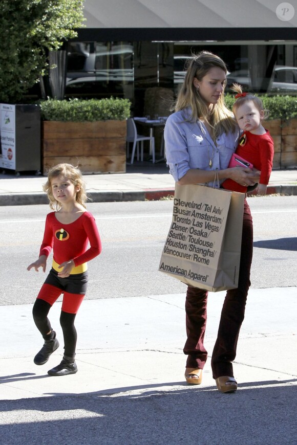 Jessica Alba ses filles Honor et Haven en Les Indestructibles, à Los Angeles le 27 octobre 2012.