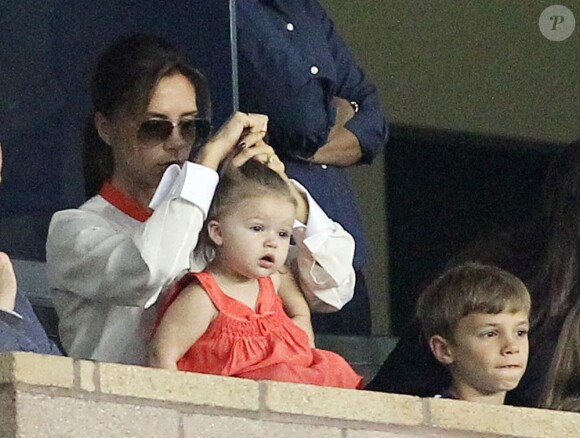 Harper Beckham en premières loges assiste au match de son papa David avec l'équipe des Galaxy Los Angeles sur les genoux de sa maman Victoria et au côté de son frère Romeo. Le 28 octobre 2012