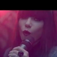 Carly Rae Jepsen dévoile le clip de ''This Kiss''