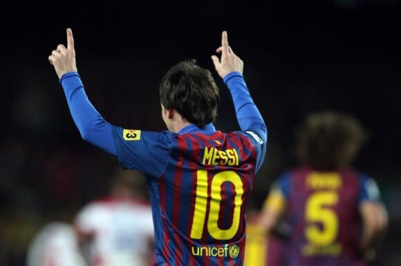 Lionel Messi lors du match entre le FC Barcelone et Grenade au Camp Nou le 20 mars 2012, égalisant le record du meilleur buteur du club, Cesar, avec 232 réalisations