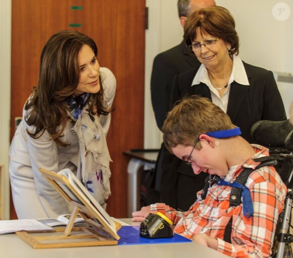 La princesse Mary de Danemark avec la first lady slovaque dans une école pour enfants déficients le 24 octobre 2012.