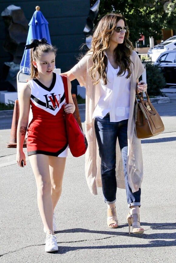 Kate Beckinsale s'accorde un déjeuner avec sa pom-pom girl de fille, Lily, à Los Angeles le 27 octobre 2012.