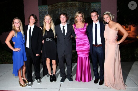 Chris Evert et ses trois fils Colton Mill, Nicky Mill et Alex Mill accompagnés de leurs compagnes au Gala qui suivaient le Pro-Celebrity Tennis Classic à Delray Beach en Floride le 27 octobre 2012